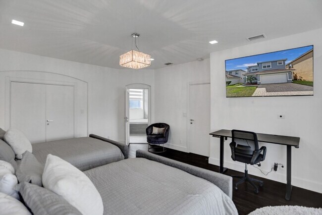 Building Photo - 3824 SW 49th Pl