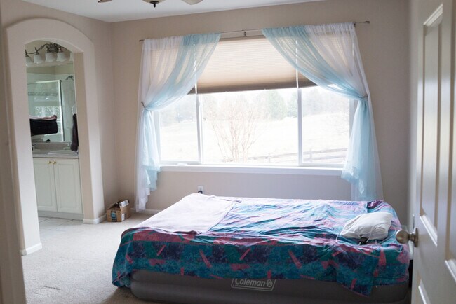 Building Photo - Evolve Real Estate: Available Immediately 3 Bedroom on a Huge Lot Facing Open Space! No Pets.