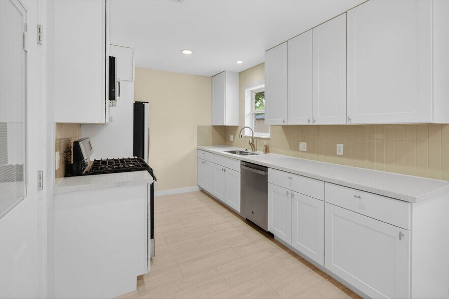 Building Photo - 5502 Effingham Dr