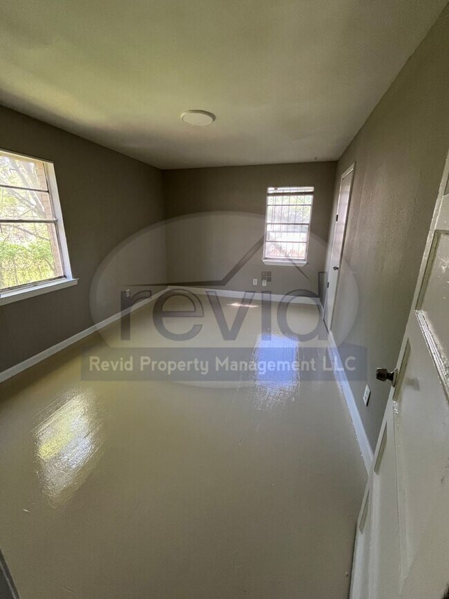 Building Photo - 952 Emmie St