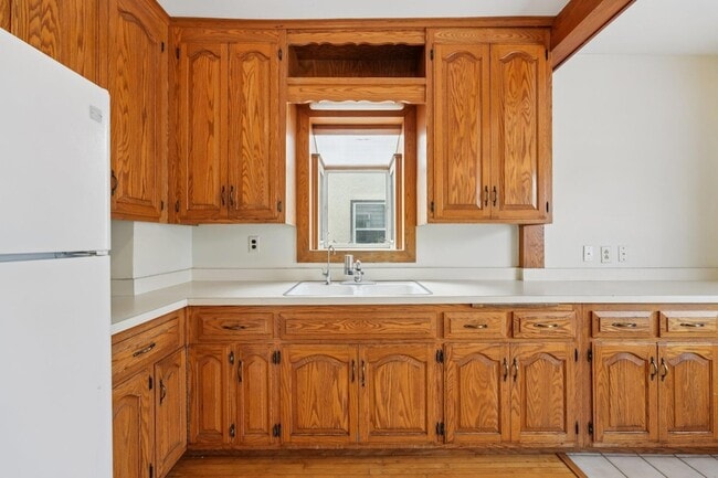 Building Photo - 661 Surrey Ave E