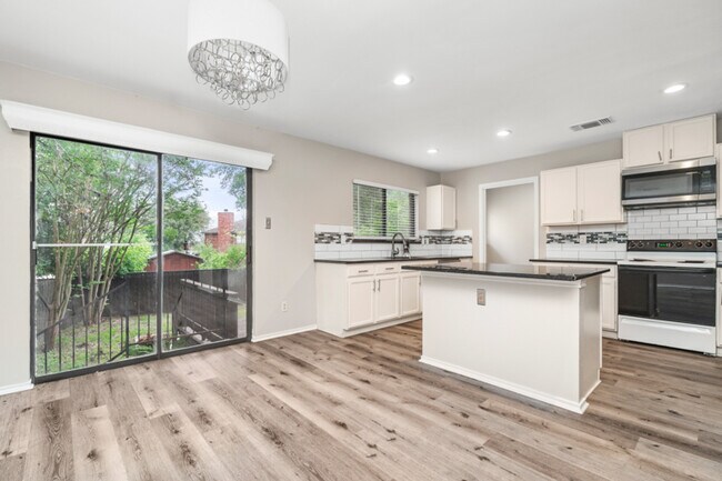 Building Photo - 15906 Colton Well