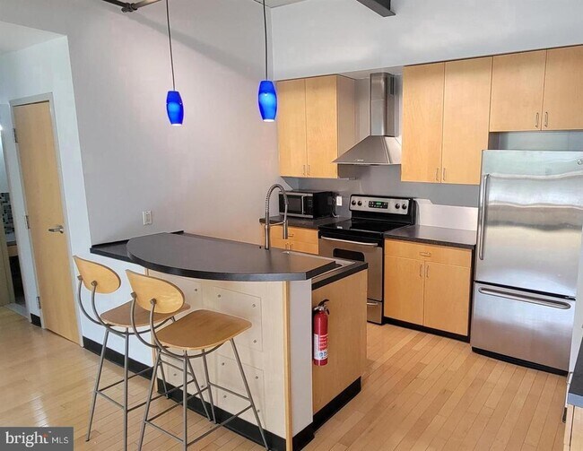 Building Photo - 75 Maple St