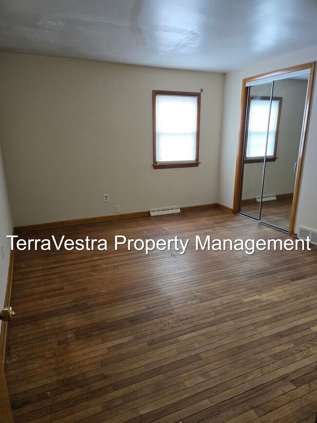 Building Photo - Available 1/2026! 6 Bedroom College Rental 2 Kitchens!!