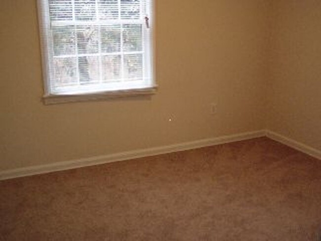 Building Photo - Cute One Level House with Eat-In Kitchen