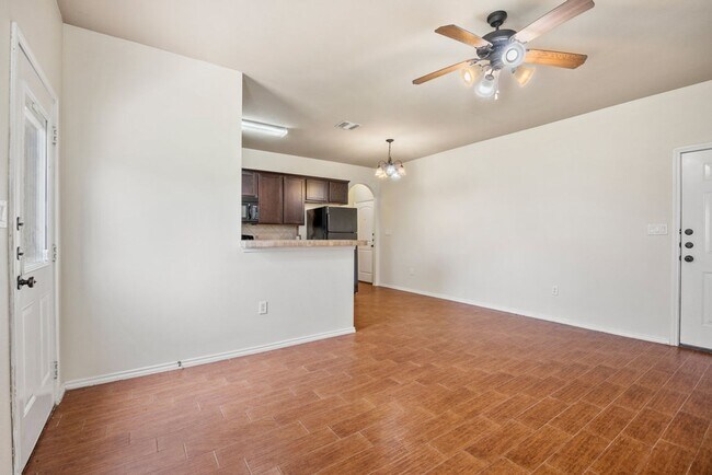 Building Photo - Available Now! Nice 3 Bedroom, 2.5 Bath Duplex located in New Braunfels!