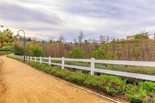 Building Photo - 4 bed Paseo del Sol Home with Downstairs B...