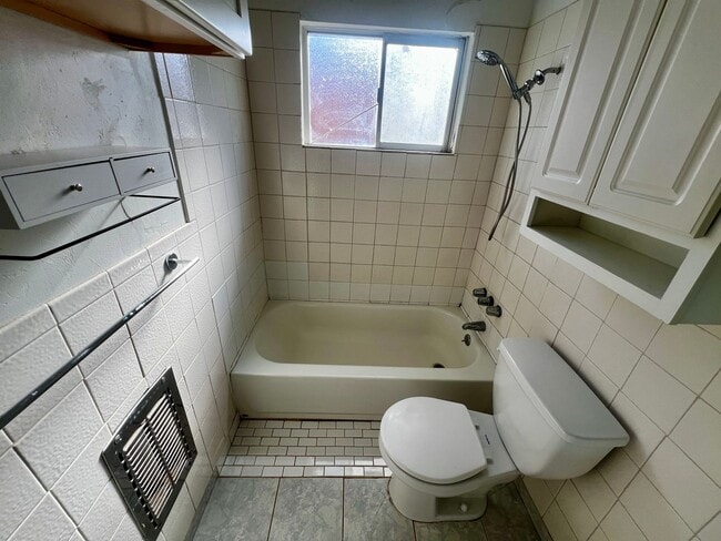 Building Photo - 2 Bedroom 1 Bath - Clean and Close To 29 Palms Marine Base