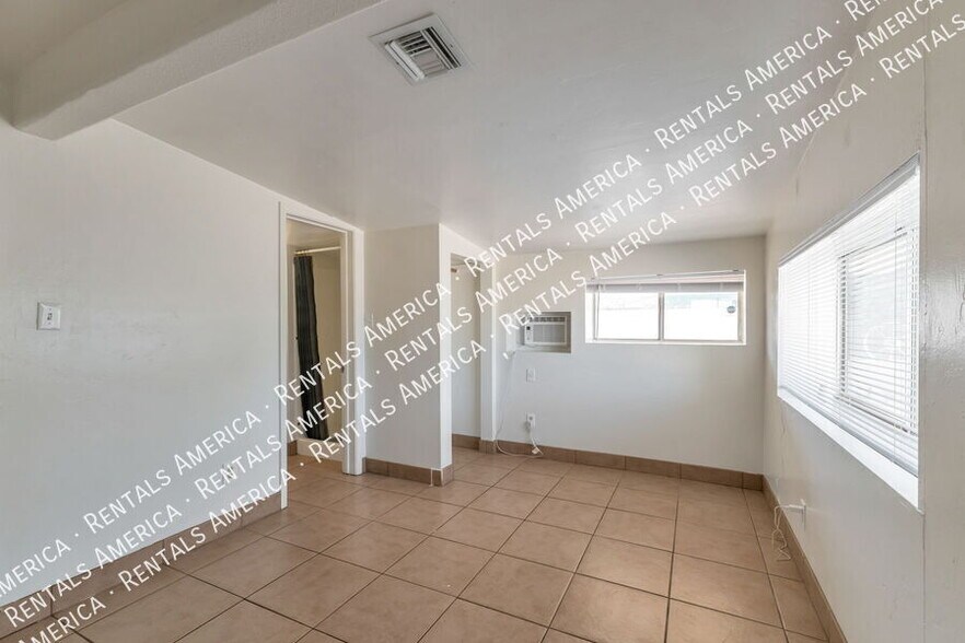 Building Photo - 5111 E Peach St