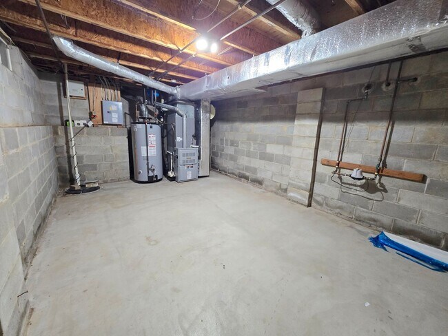 Building Photo - Amenities abound! Spacious, 2-bed & 2.5-ba...