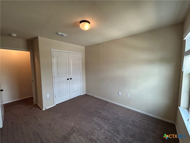 Building Photo - 665 Creekside Cir
