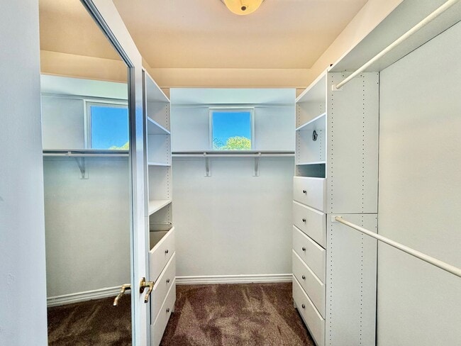 Building Photo - Elegant 5 Bedroom Home With Sweeping Staircase and Tons of Space!
