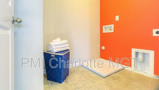 Building Photo - 1120 Walbury Hl