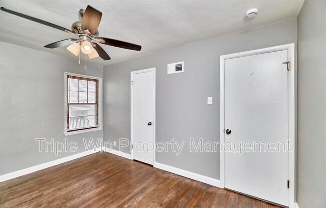 Building Photo - 9823 Meadowview Dr