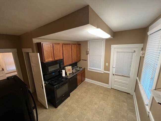 Building Photo - Beautiful house for rent!