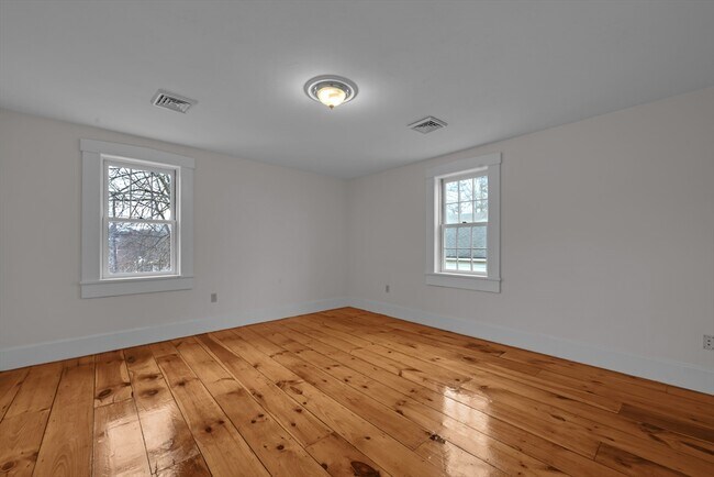 Building Photo - 22 School St