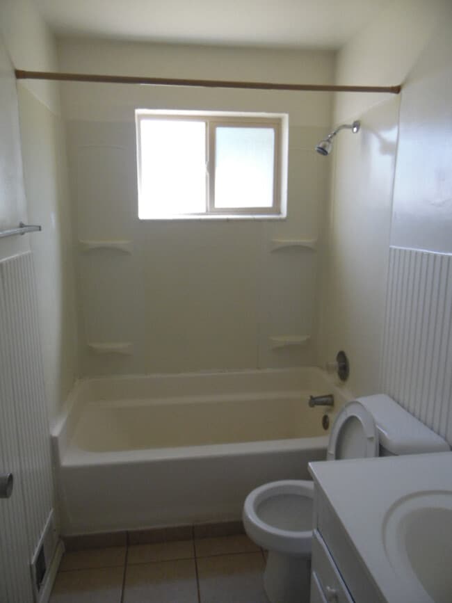 Building Photo - 210 E 200 N