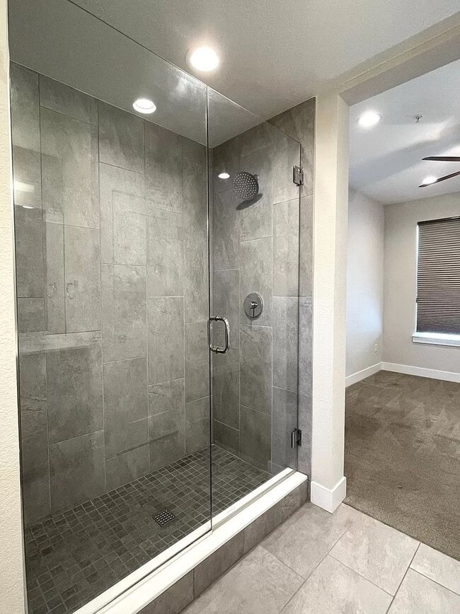 Building Photo - 2 Bedroom 2 Full Bathrooms and 2 Half Bath...