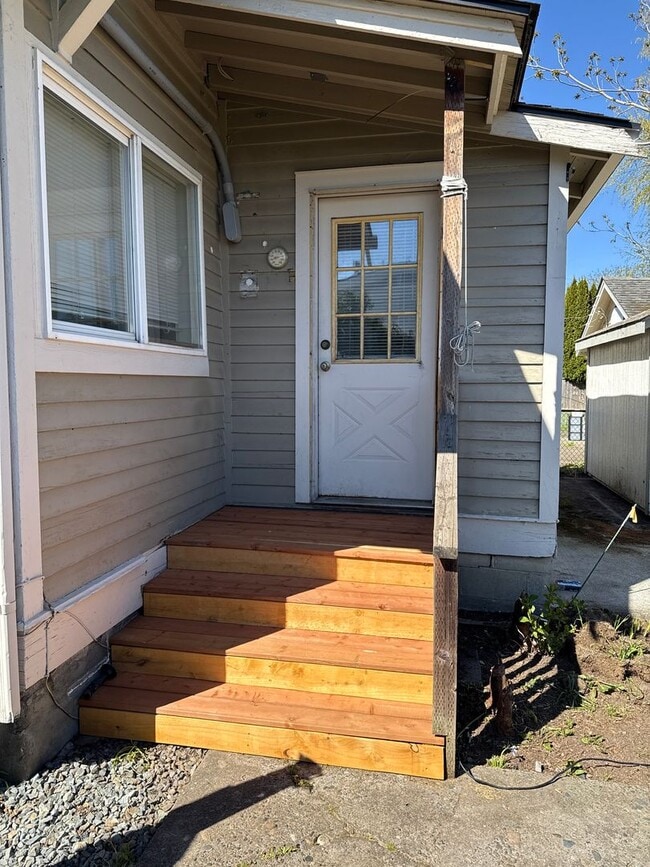 Building Photo - Downtown Charming Puyallup 2 bedroom home
