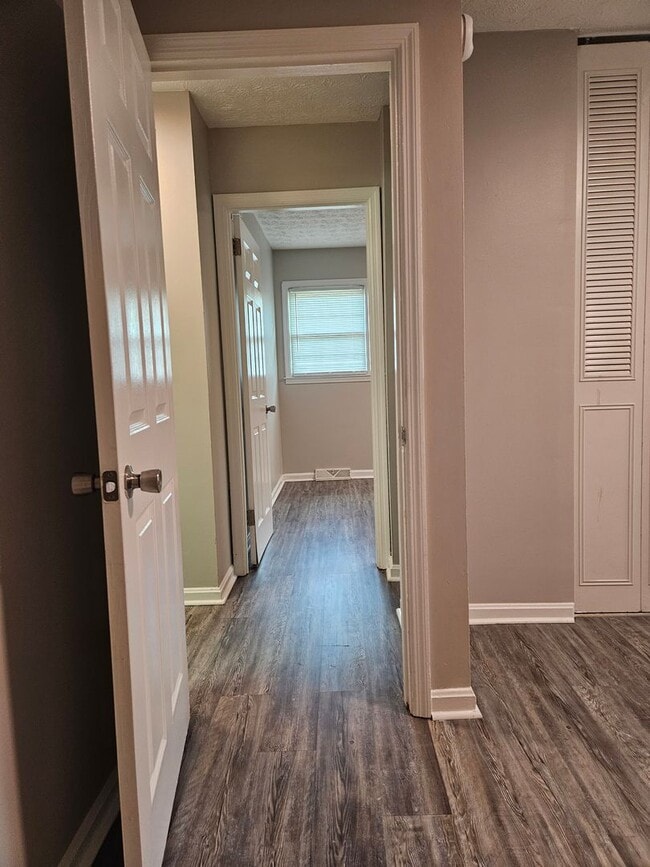 Building Photo - 2 Bed 1 Bath Duplex