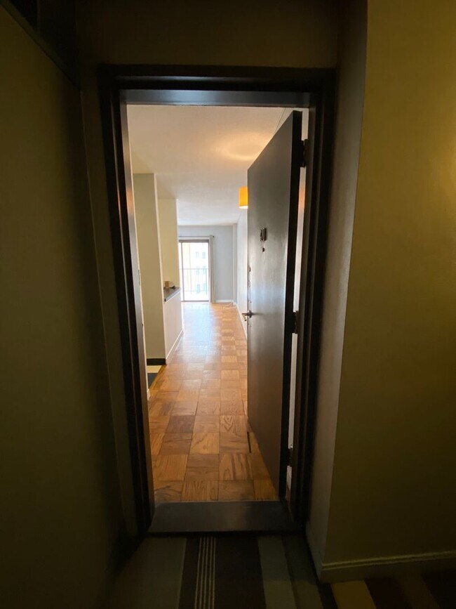 Building Photo - Efficiency close to Dupont Circle