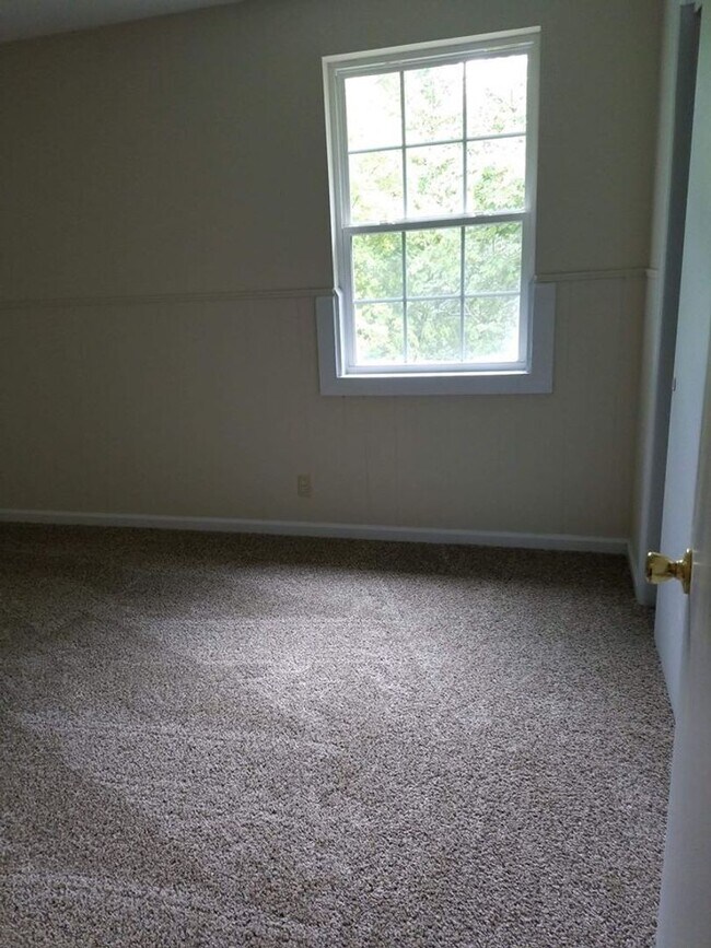 Building Photo - 3 Bedroom Pet Friendly Home For Rent!