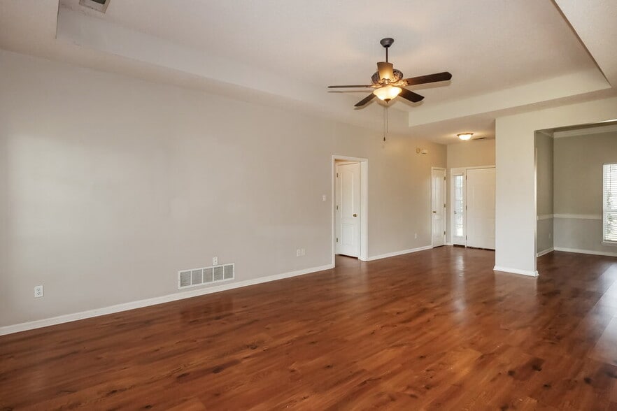 Building Photo - 8426 Linda Shore Cove