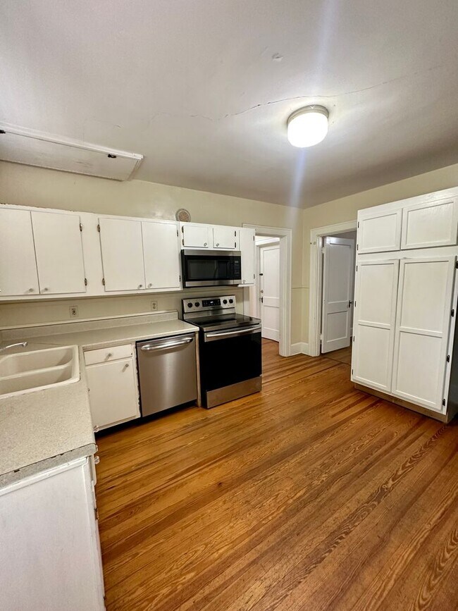 Building Photo - Pre-Leasing UK Fall Semester 2026