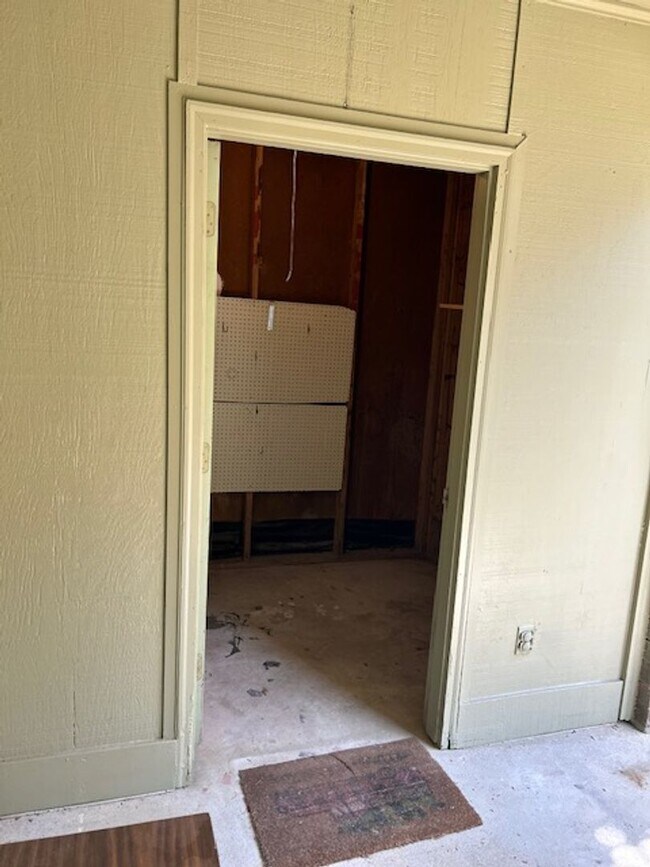 Building Photo - COZY UNIT IN A DUPLEX
