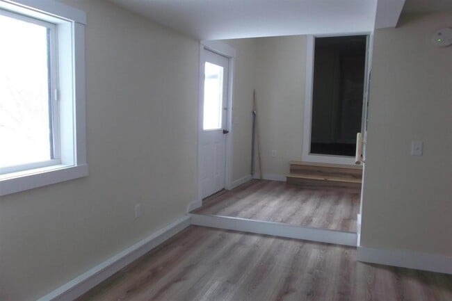 Building Photo - 104 Maple Park