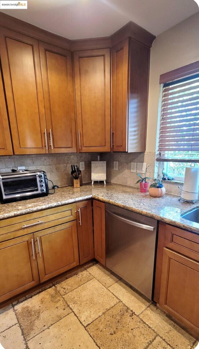 Building Photo - 640 Myrtle Ave