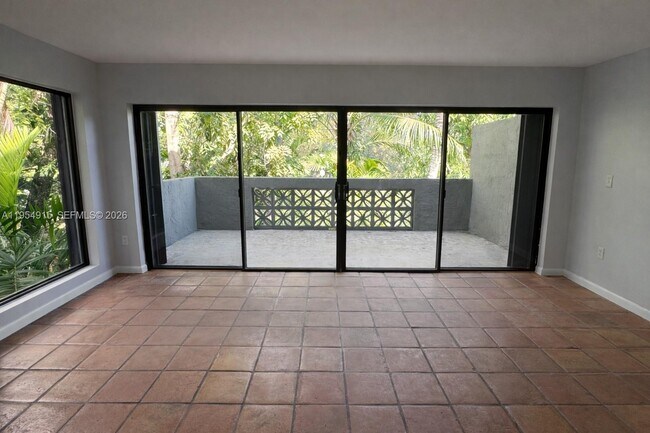 Building Photo - 980 NW N River Dr