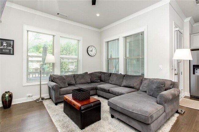 Building Photo - Large 3 Bedroom Luxury Townhome on Silver ...