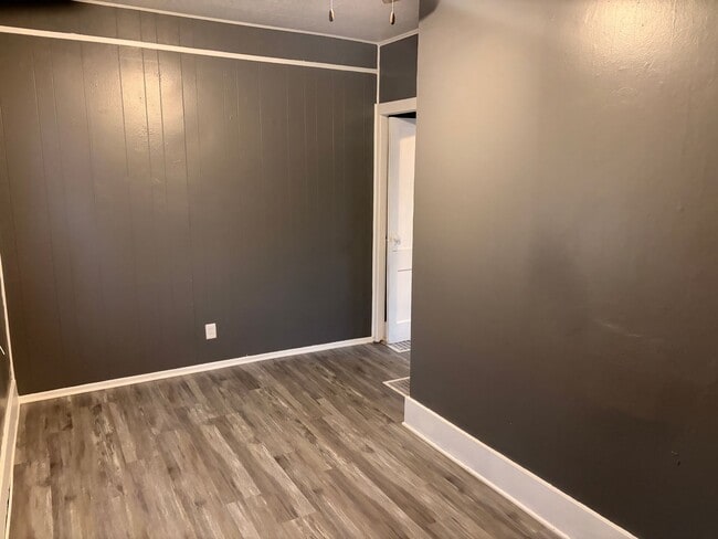 Building Photo - Charming 2-Bedroom Home with Garage and Covered Porch!