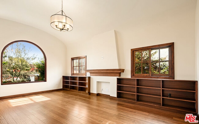 Building Photo - 637 N Alta Vista Blvd