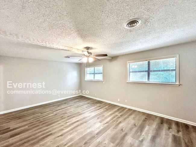 Building Photo - 1202 Town and Country Dr