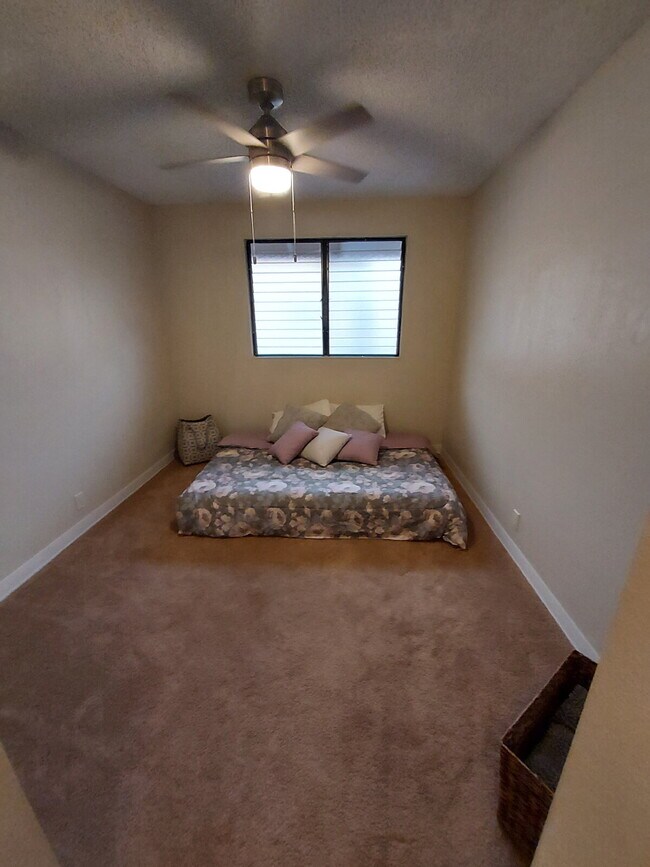 Building Photo - Renovated 2br/1ba/2pkg 3rd Fl Townhome