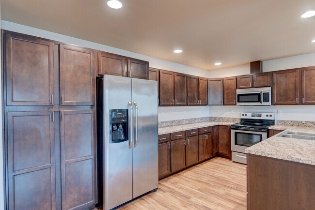 Building Photo - Conveniently Located 3 Bedroom Townhouse