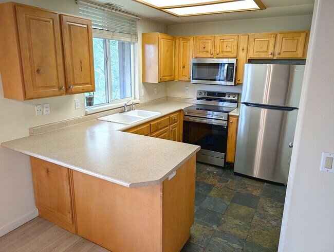 Building Photo - 1600 W Pinebrook Blvd