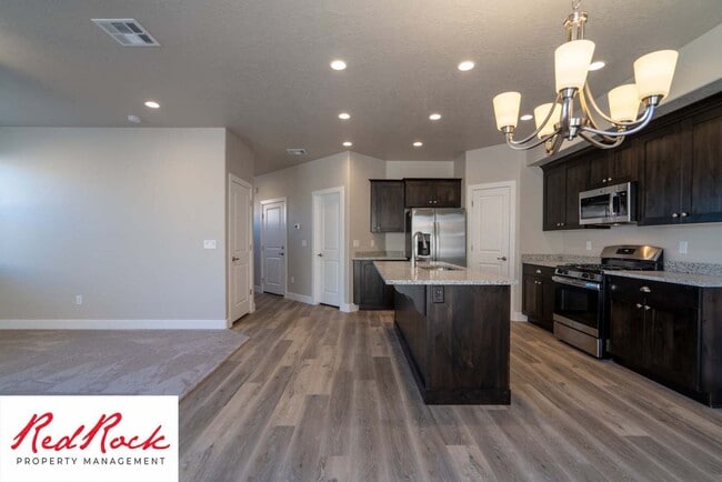 Building Photo - Spacious Townhome in Hurricane Heights