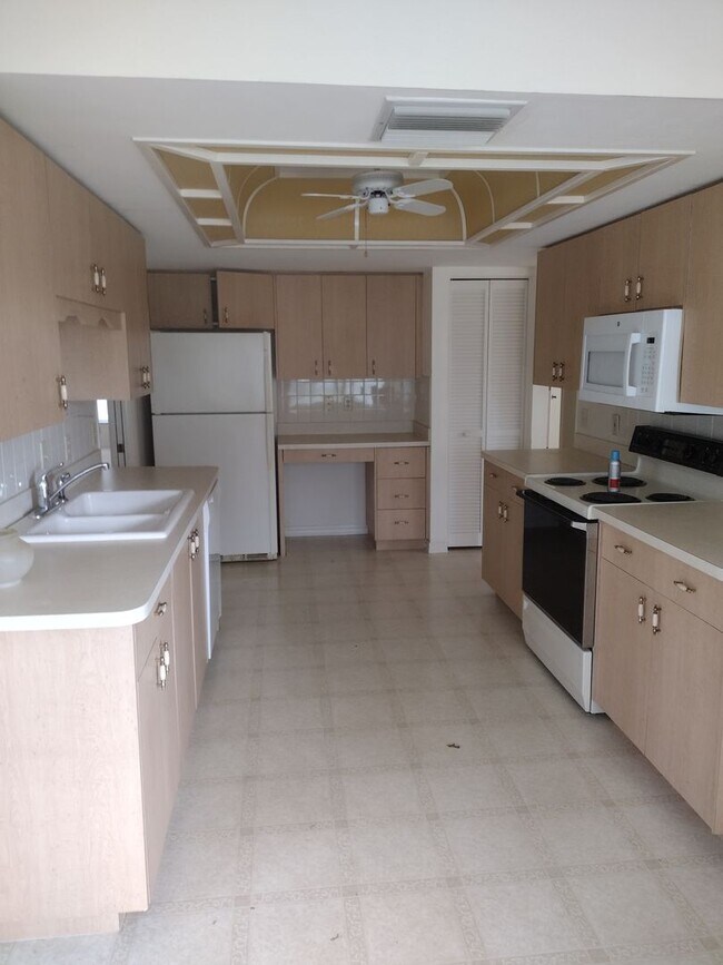 Building Photo - 2 bedroom 2 bathroom Large House for rent ...
