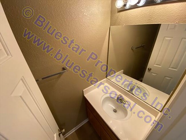 Building Photo - Move In Ready! Beautiful Two Story Home