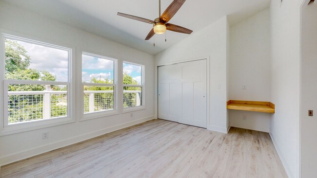 Building Photo - Fully renovated 4 Bedroom / 3 Bathroom hom...