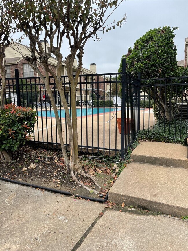 Building Photo - 2121 El Paseo St