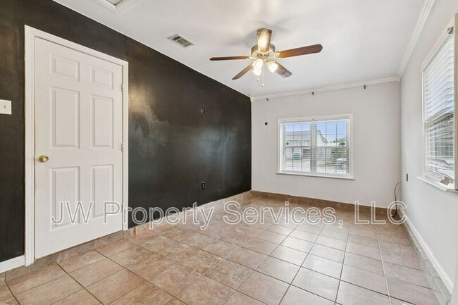 Building Photo - 5832 Segnette Dr