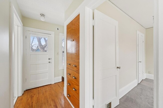 Building Photo - 661 Surrey Ave E