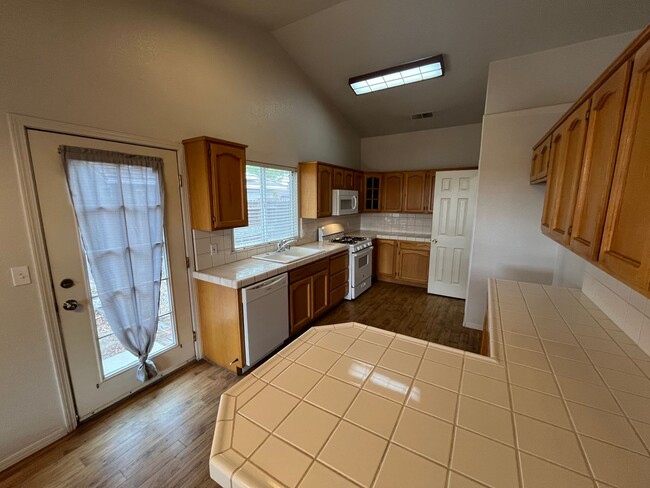 Building Photo - Wonderful Porterville Home Available Now!