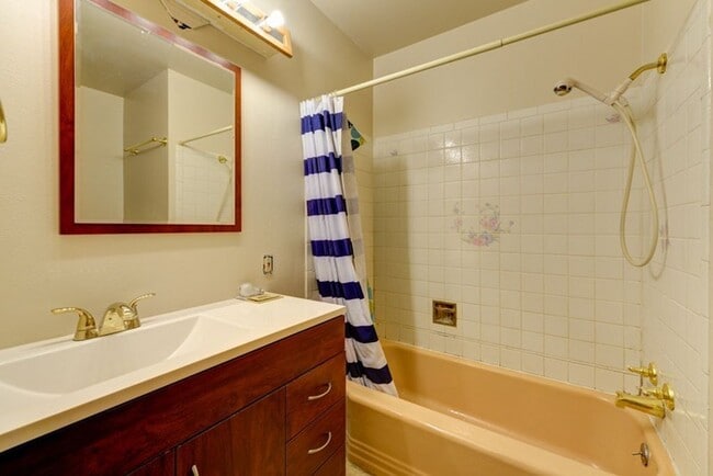 Building Photo - "Rare Find" Updated Large 5 Bedroom home W/Finished Basement!