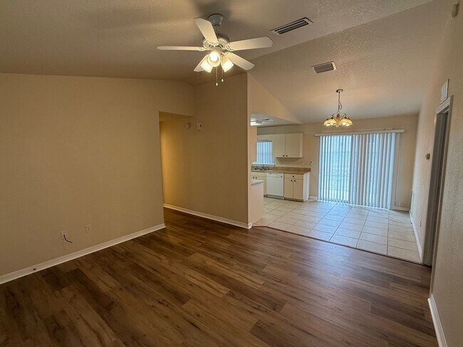 Building Photo - 2 Bedroom/2 Bathroom Apartment