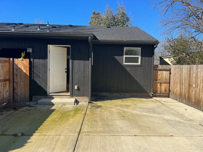 Building Photo - 610 Plum St